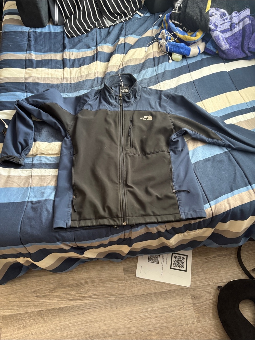 The North Face Men's Black & Navy Lightweight Softshell Jacket